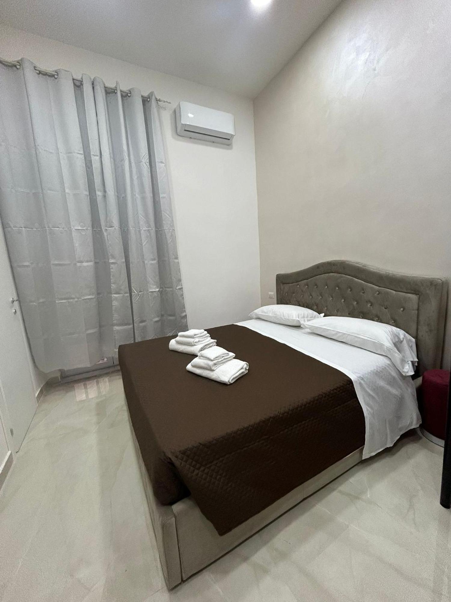 Luxury Rooms Carbonara 95 Neapel Exteriör bild